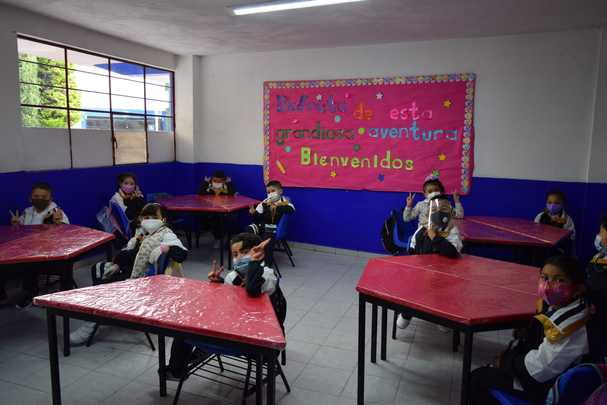 Imagen de alumnos porque regresan las clases a distancia