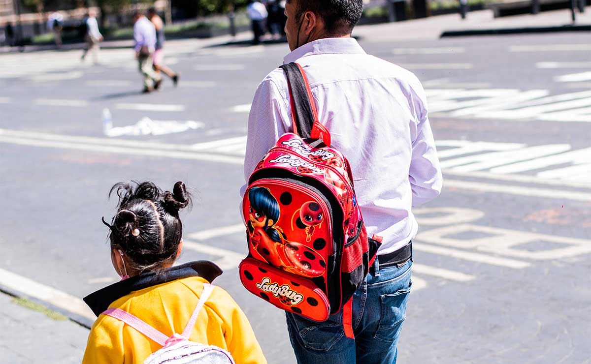 Papá caminando con su hija disfrutando del último puente de la sep ciclo escolar 2022-2023
