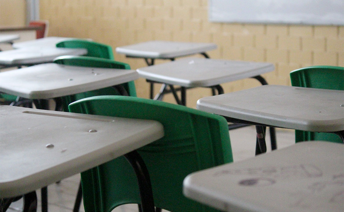 Butacas vacías en salón de clases del Edomex