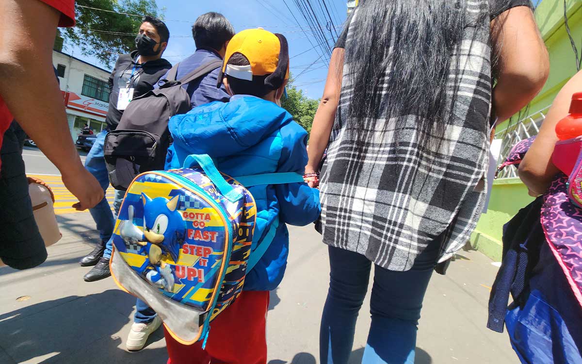 papas con hijos en suspension de clases presenciale sy aprende en casa