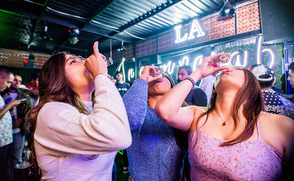 Chicos celebrando en uno de los bares de Toluca