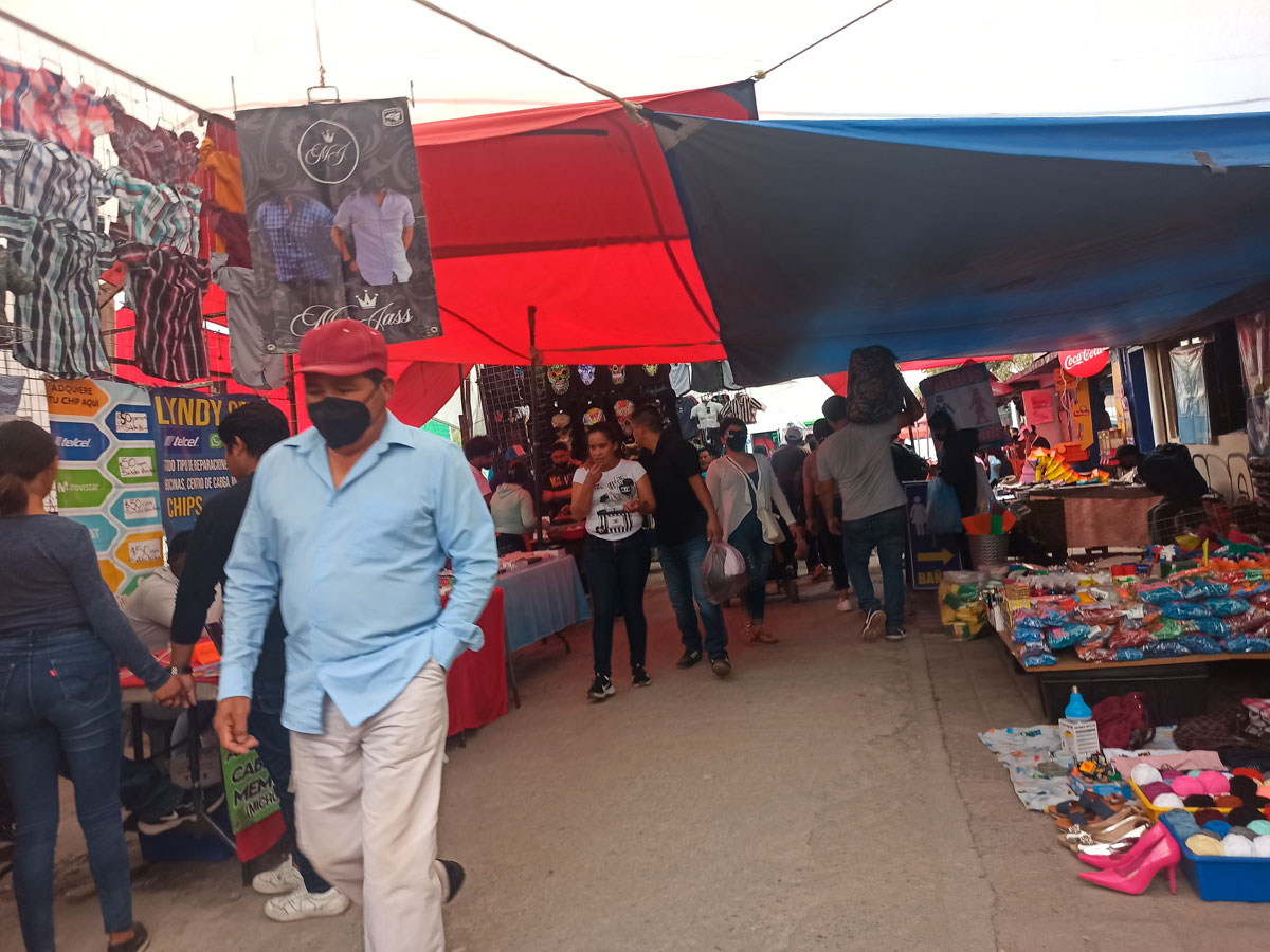 Tianguis nocturno de tenis de marca