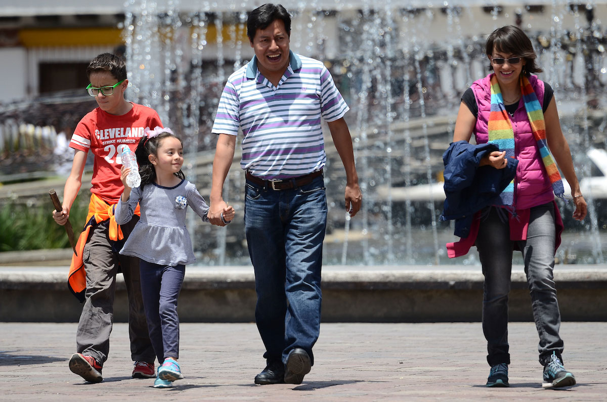 padre disfruta los días previos al Día del Padre en Toluca con su familia