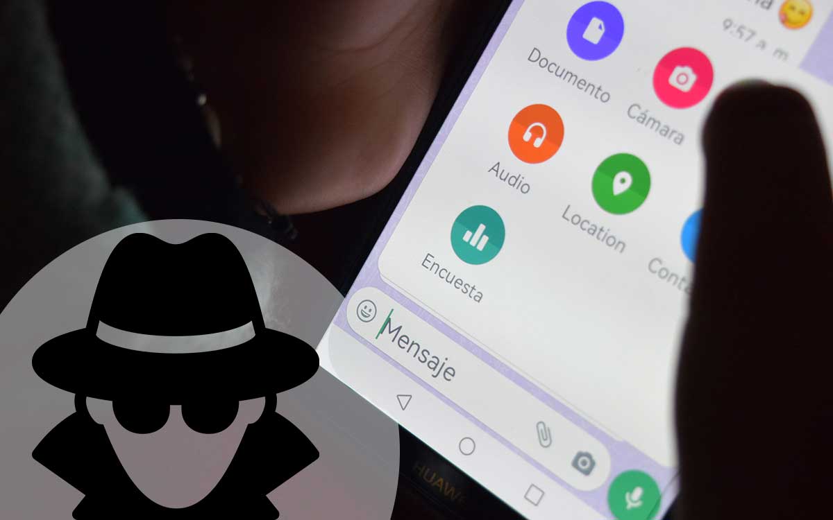 personas revisando si los espian por cámara o micrófono