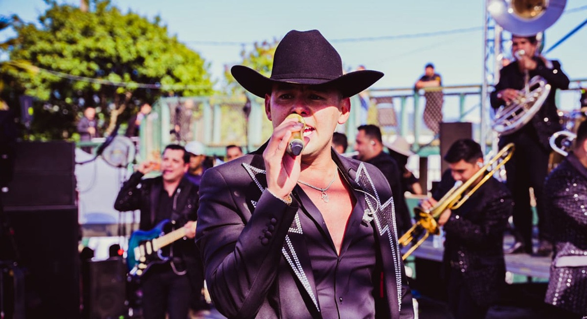 El Yaki dando un concierto