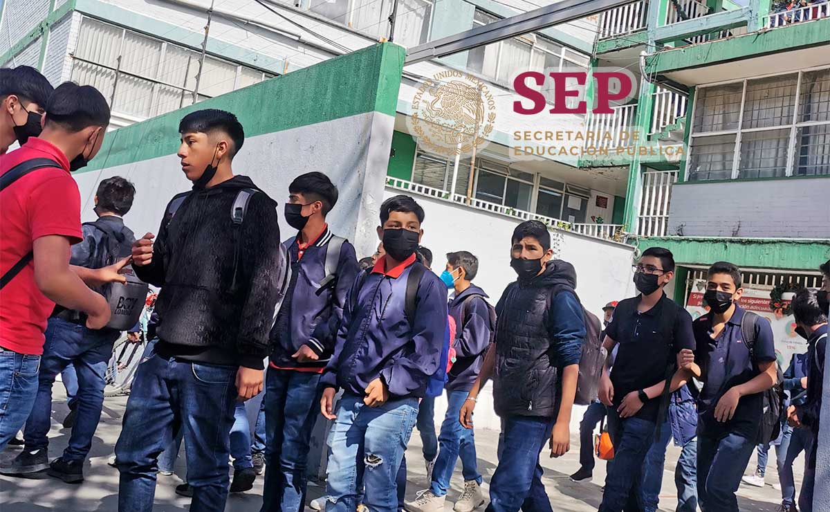 Niños saliendo de clases el 17 de junio en Edomex