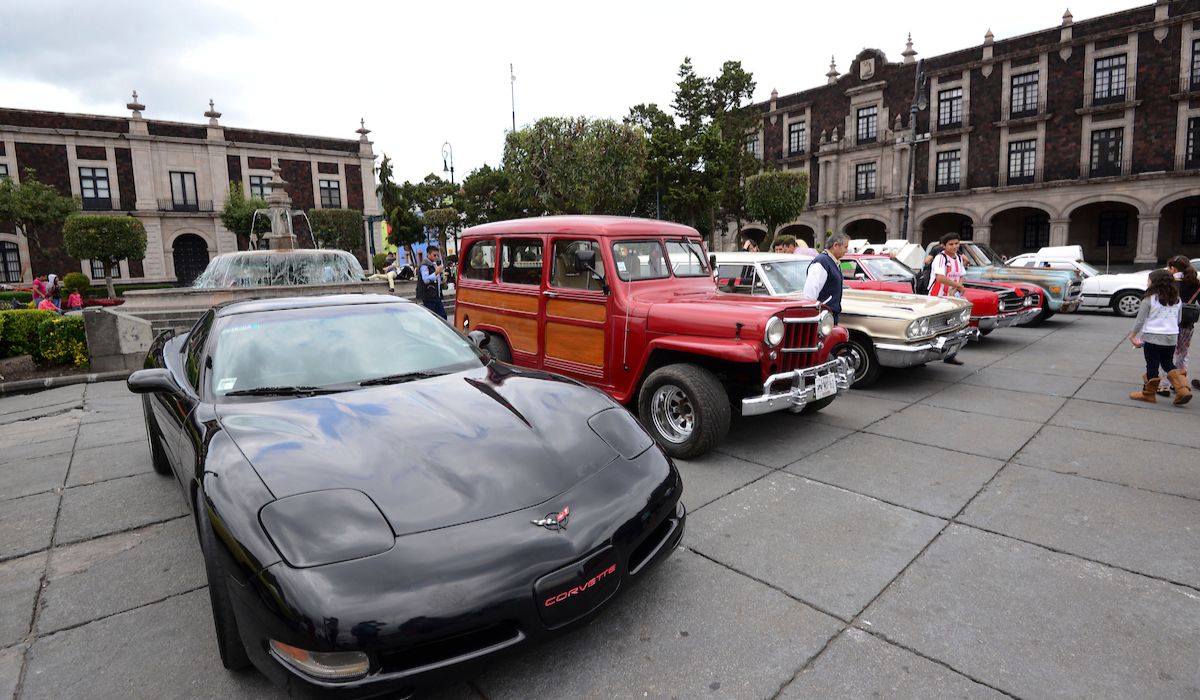 “Un viaje en el tiempo” Asiste a la expo de autos clásicos en Toluca