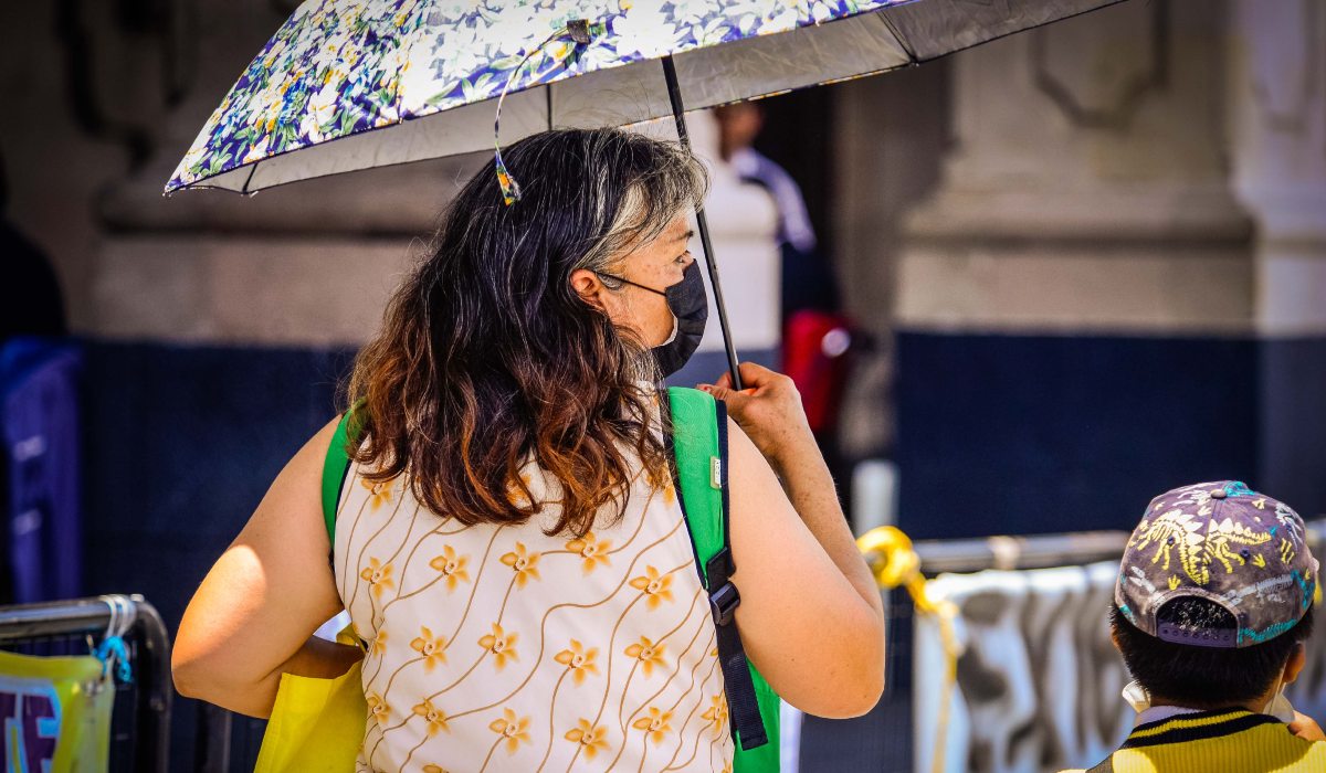 Mamá recogiendo a su hijo en el nuevo horario de clases por ola de calor