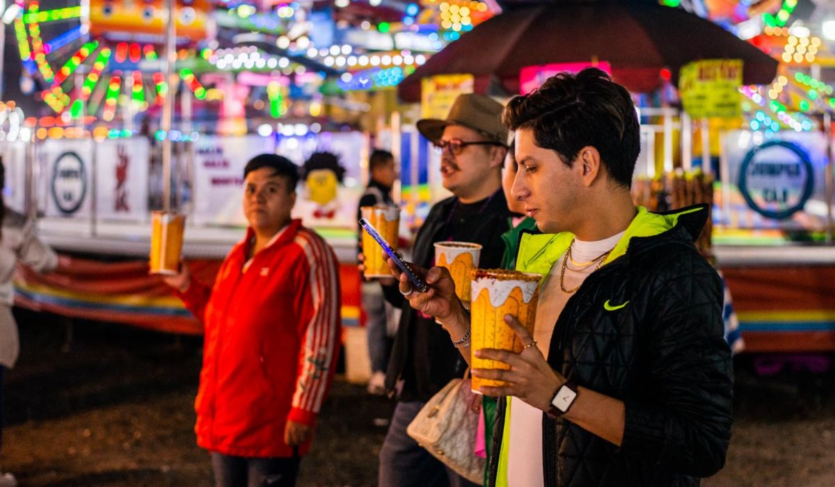 Jovenes probando las mejores Micheladas en el Valle de Toluca