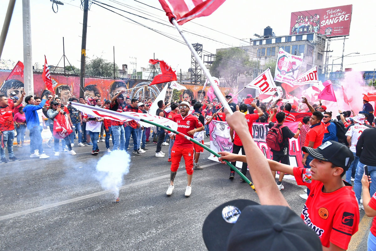 aficionados de la banda del rojo previo a un partido del toluca fc en las afueras del Nemesio Diez