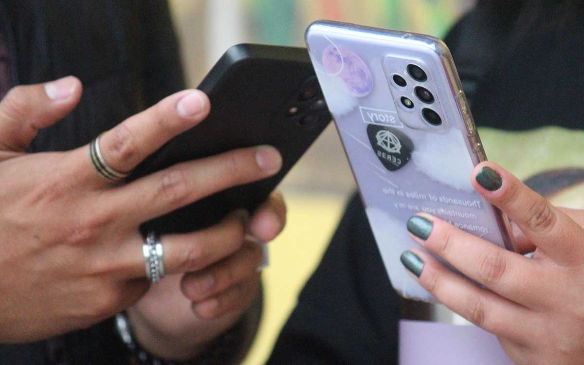 descubre si te espian por la cámara o micrófono de tu celular