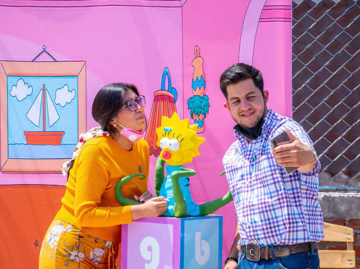 Novios disfrutan del mundo temático de Los Simpson en Jesús María en CDMX por el día del padre
