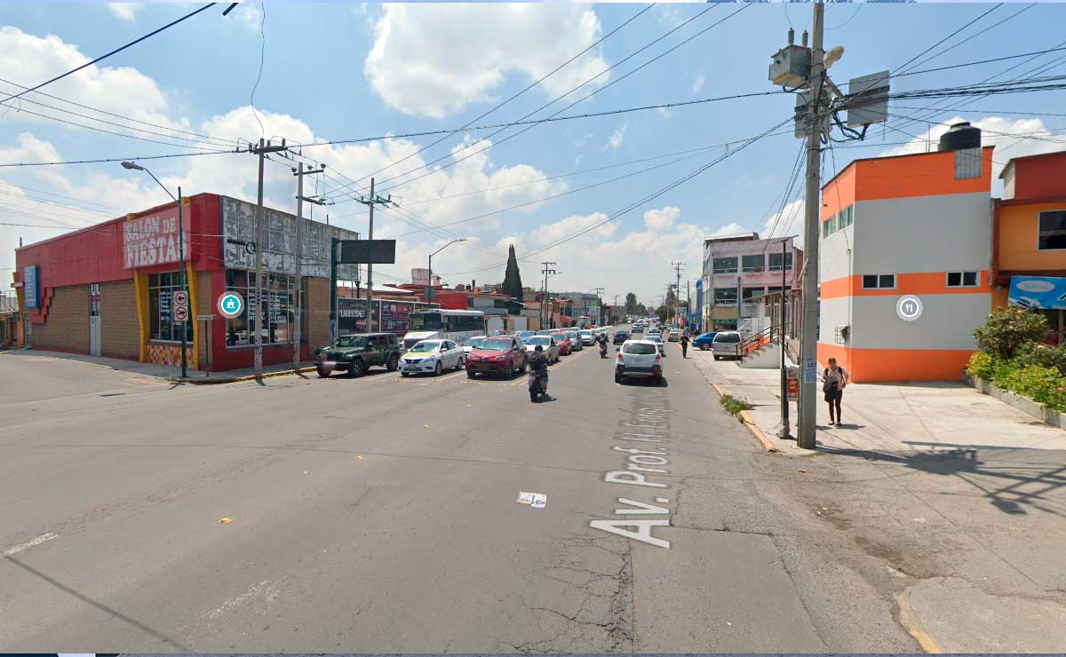 Ciudadanos apoyando con el tránsito en Toluca