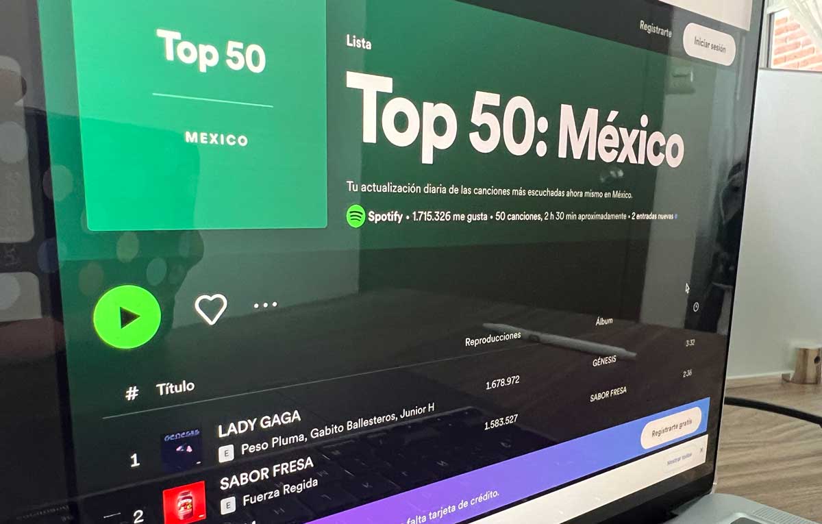 Pantalla de computadora con Top 50 México Spotify