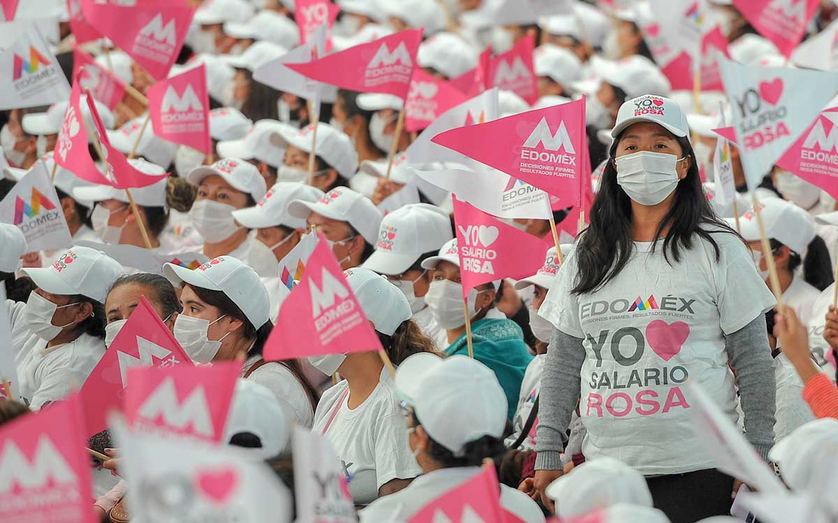 mujeres esperando pago extra de salario rosa 2023