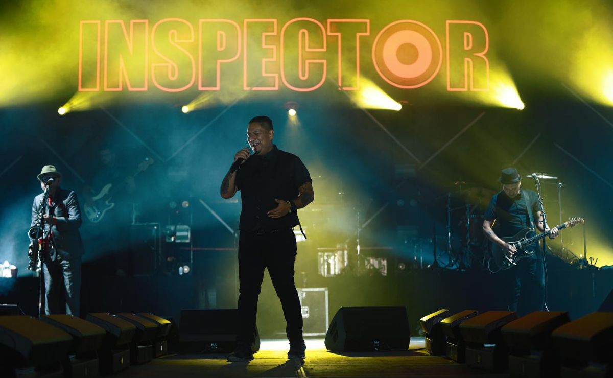 Vocalista de Inspector cantando, datos curiosos.