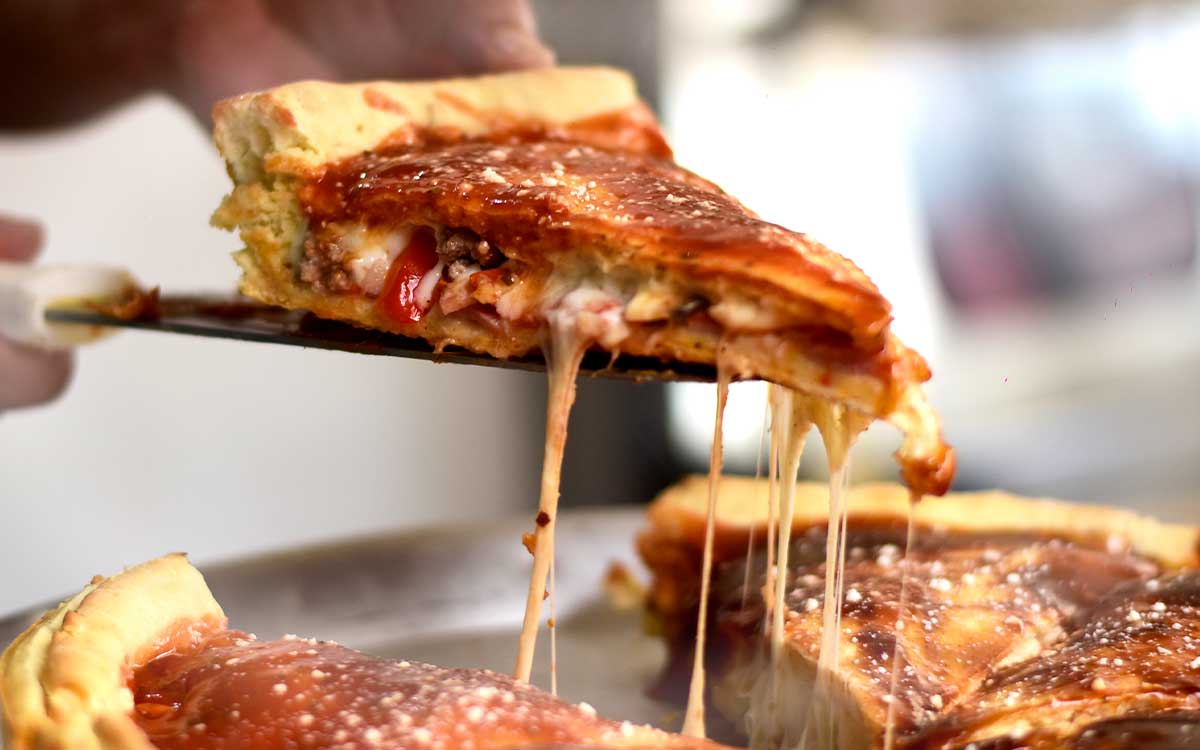 deliciosa rebanada de pizza estilo chicago en toluca