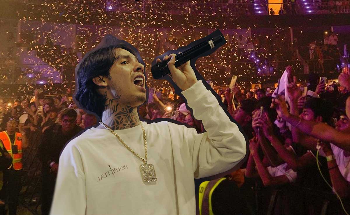 Audiencia en concierto de Natanael Cano y el cantante con micrófono en mano.