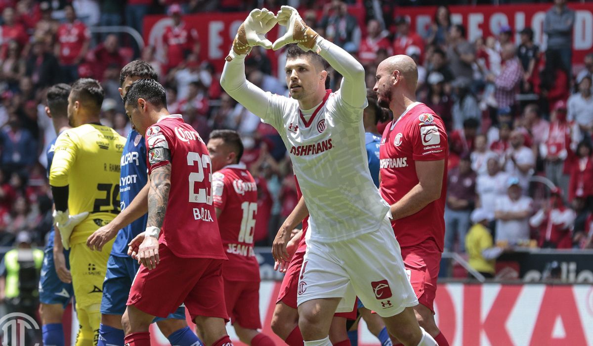 Tiago Volpi festejando uno de sus goles con Toluca Fc