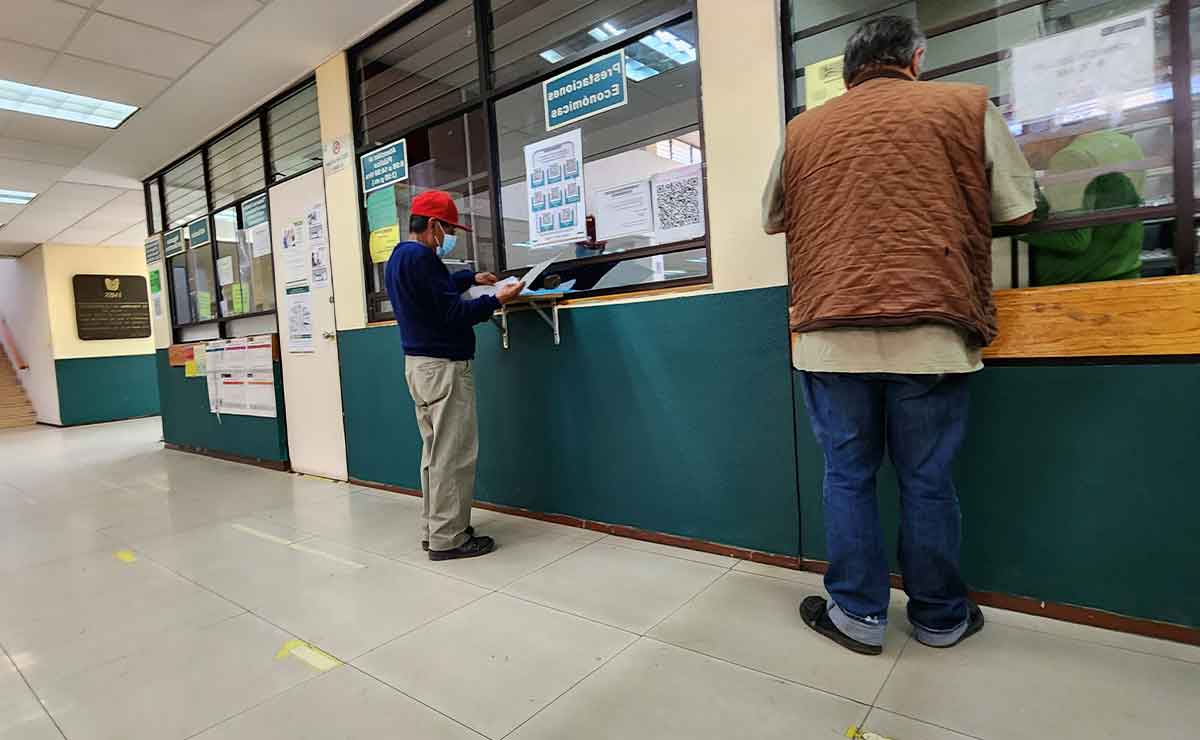 Personas en las oficinas, haciendo el trámite.