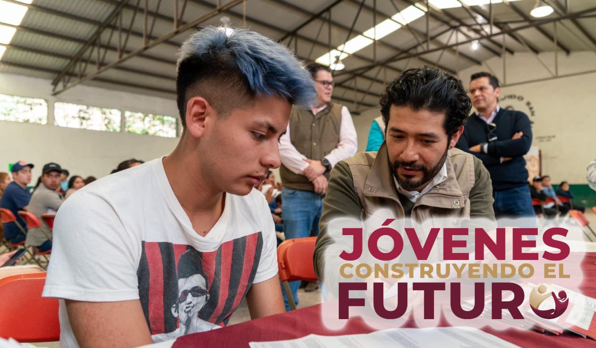Joven realizando su tramite eal programa de Jóvenes Construyendo el Futuro