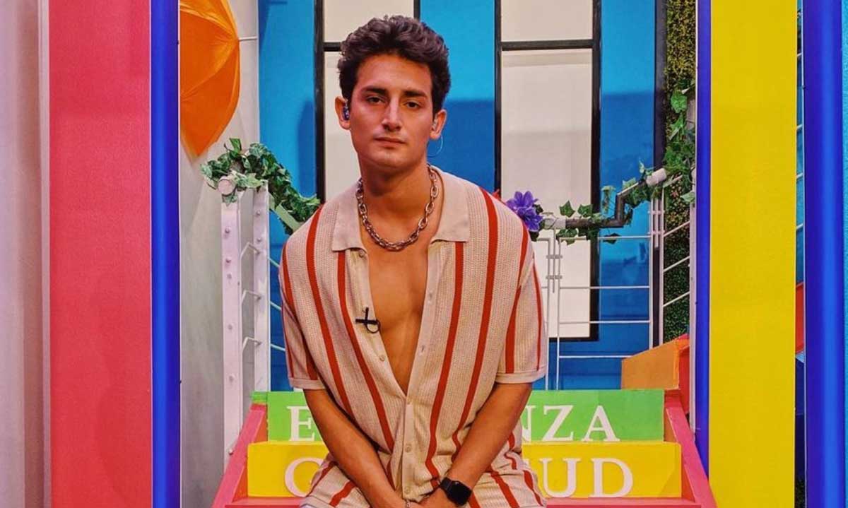 Emilio Osorio con fondo de colores