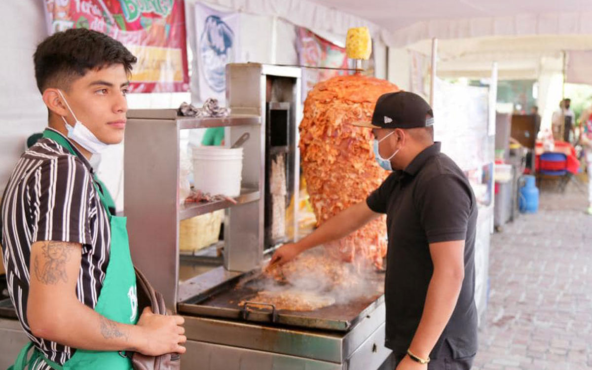 personas preparando tacos de pastor en feria del barro y el taco metepec