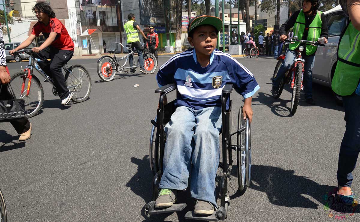 Niño en silla de ruedas