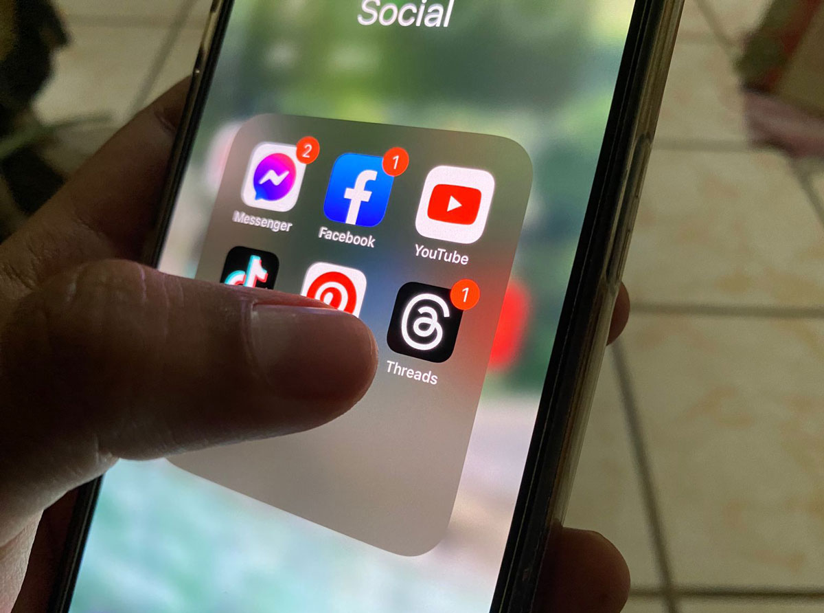 Pantalla de celular con aplicaciones sociales