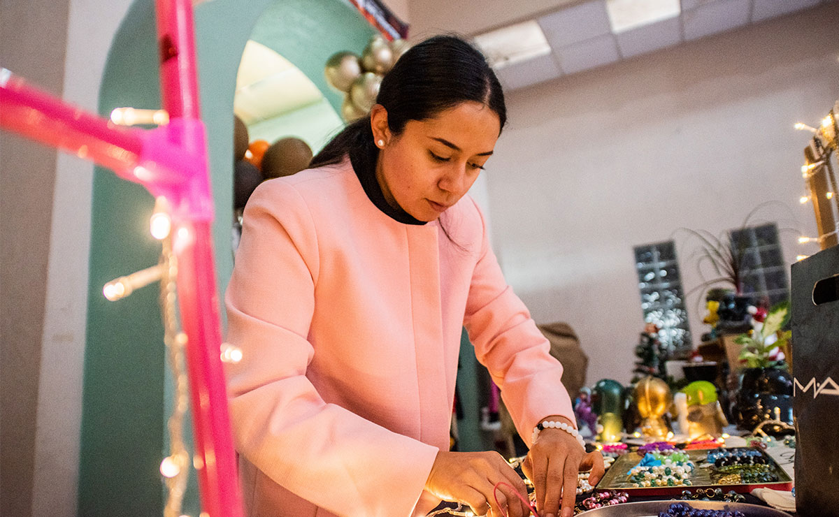 Chica particpando en el programa de jóvenes construyendo