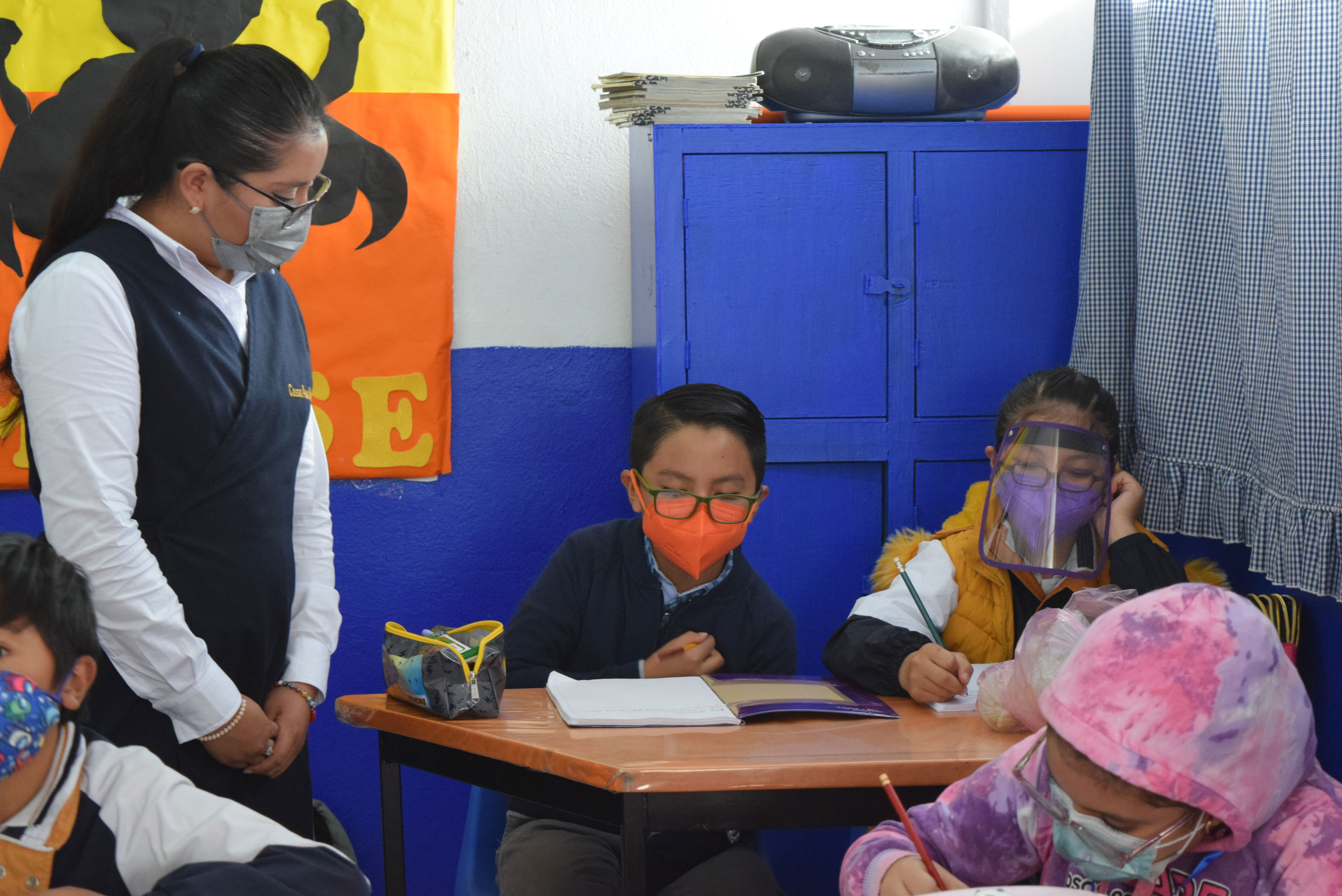 Alumnos y maestra se enteran de la convocatoria PAEB 2023