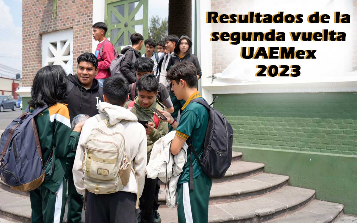 alumnos checando resultados segunda vuelta uaemex 2023