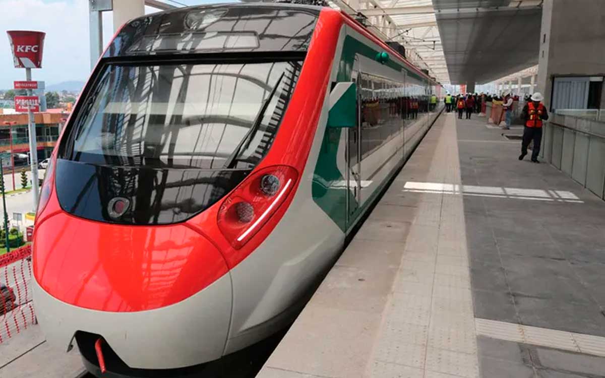 estaciones de tren interurbano mexico toluca con gente