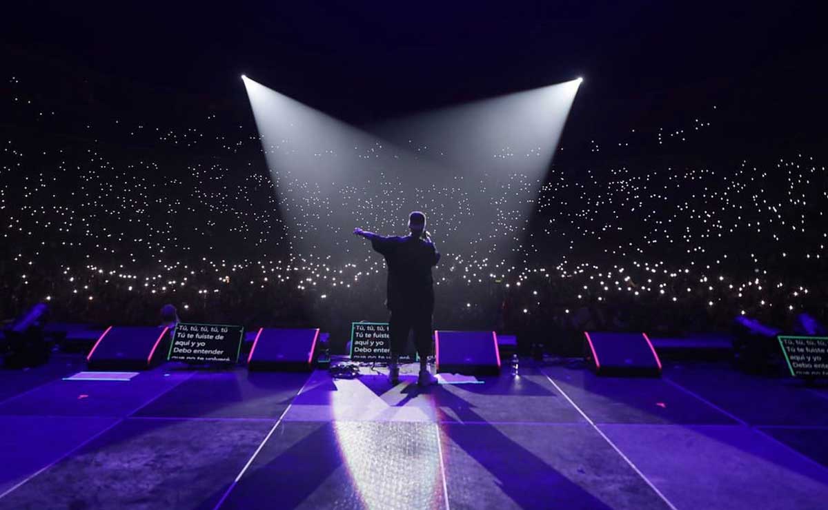 Santa Fe Klan en escenario dando un concierto