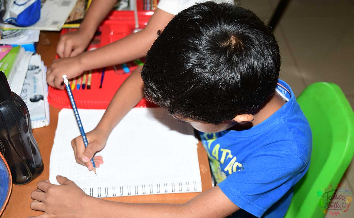 niños escribiendo sus derechos y obligaciones 2023