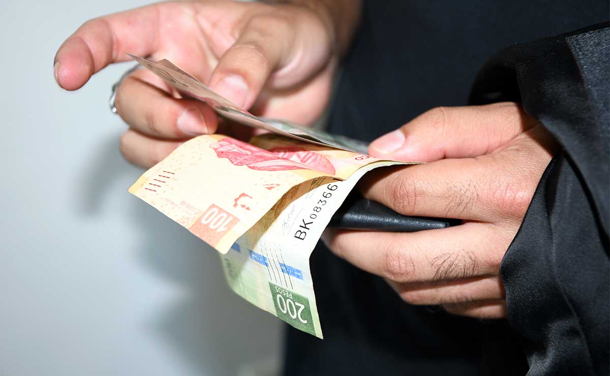 Manos con dinero en toluca