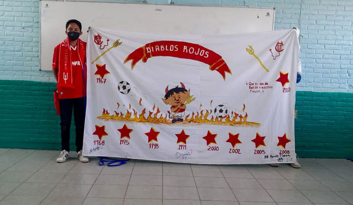 Kevin, aficionado del Toluca FC hace tifo para proyecto de artesde su escuela