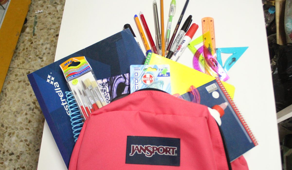 Mochila de útiles escolares 2023