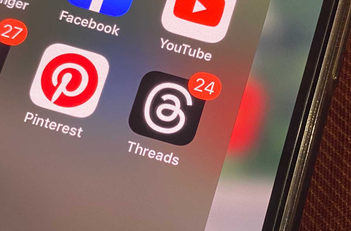 App Threads en pantalla de celular