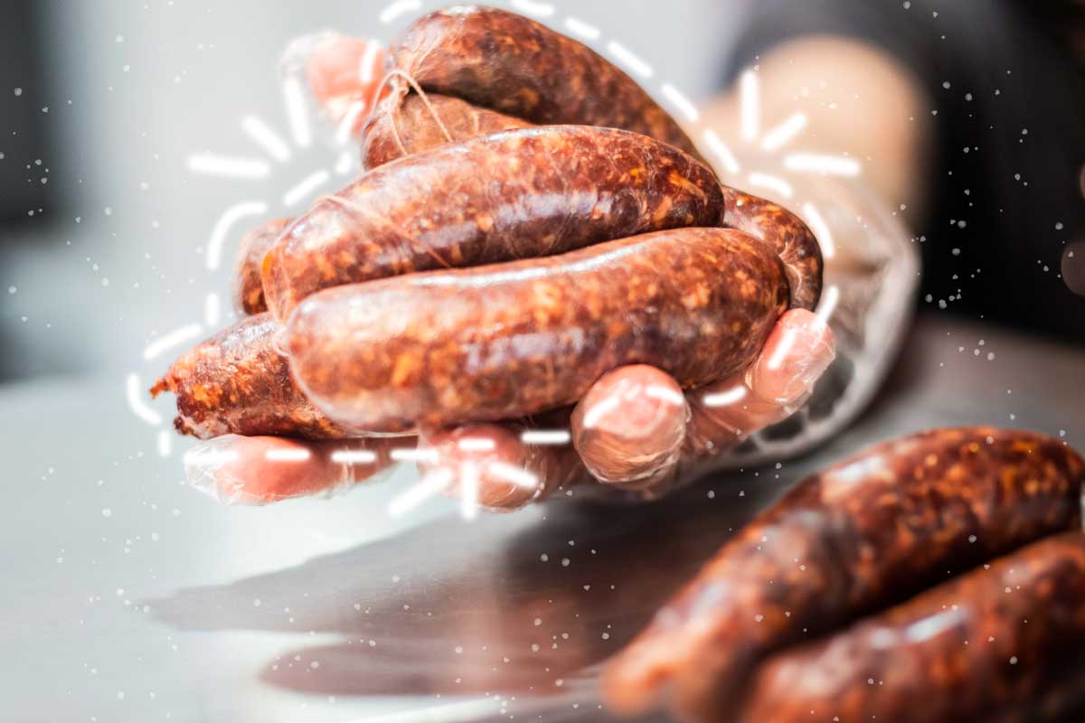 Chorizo mostrado en manos