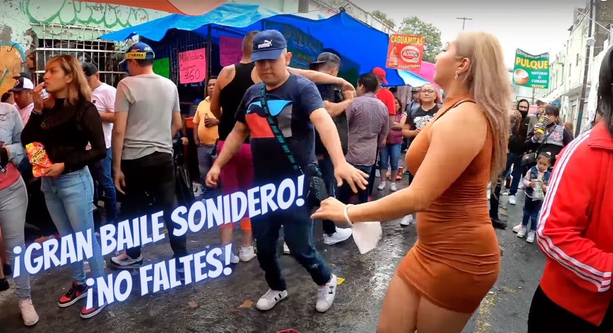 Personas en baile sonidero