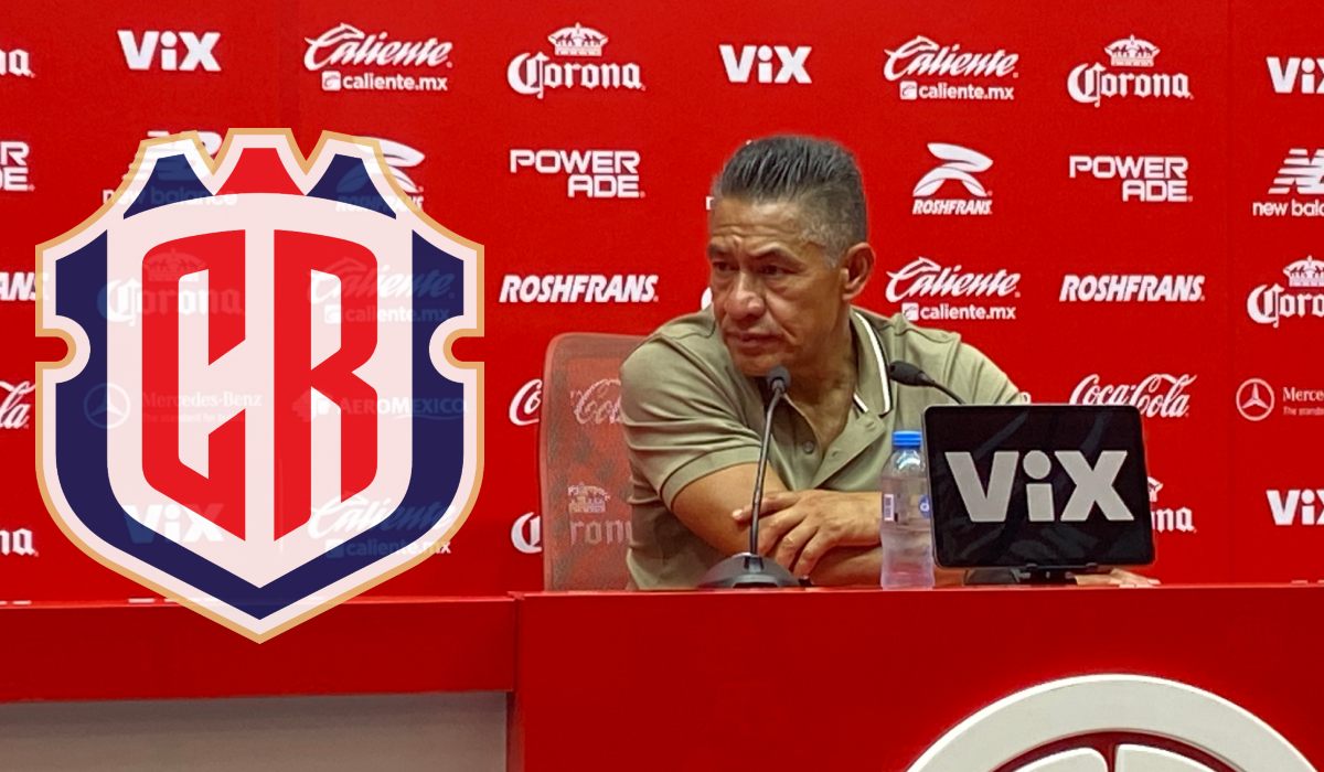 Nacho Ambriz en composición con escudo de costa Rica
