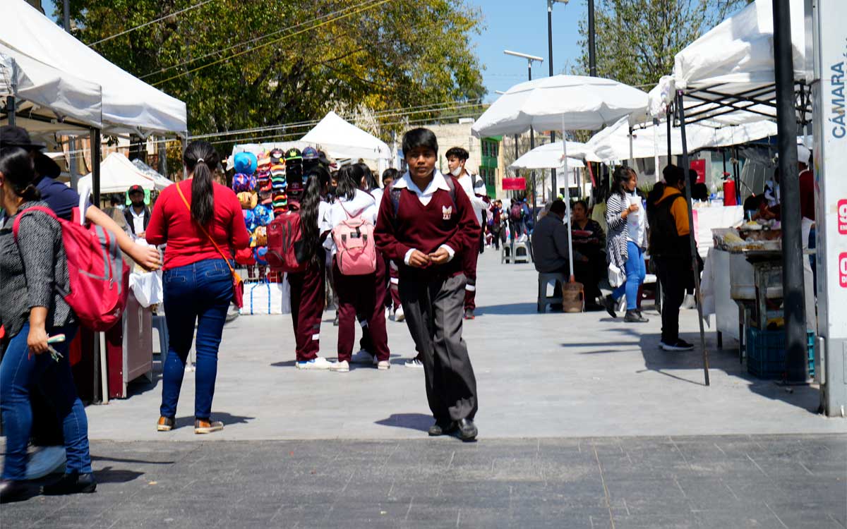 estudiante de secundaria caminando