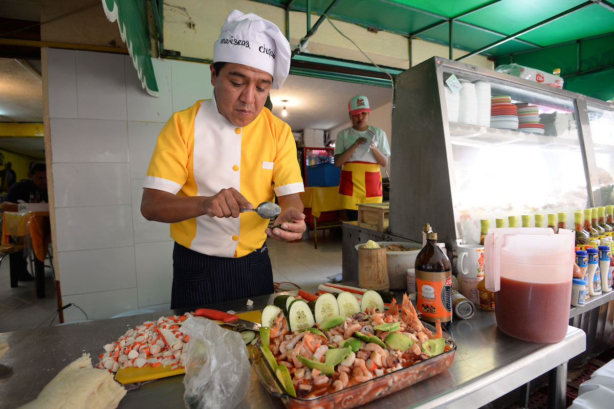 vendedor en feria del marisco san luis mextepec en zinacantepec 2023