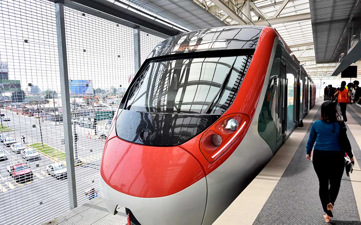 tren interurbano mexico toluca en estacion tecnologico