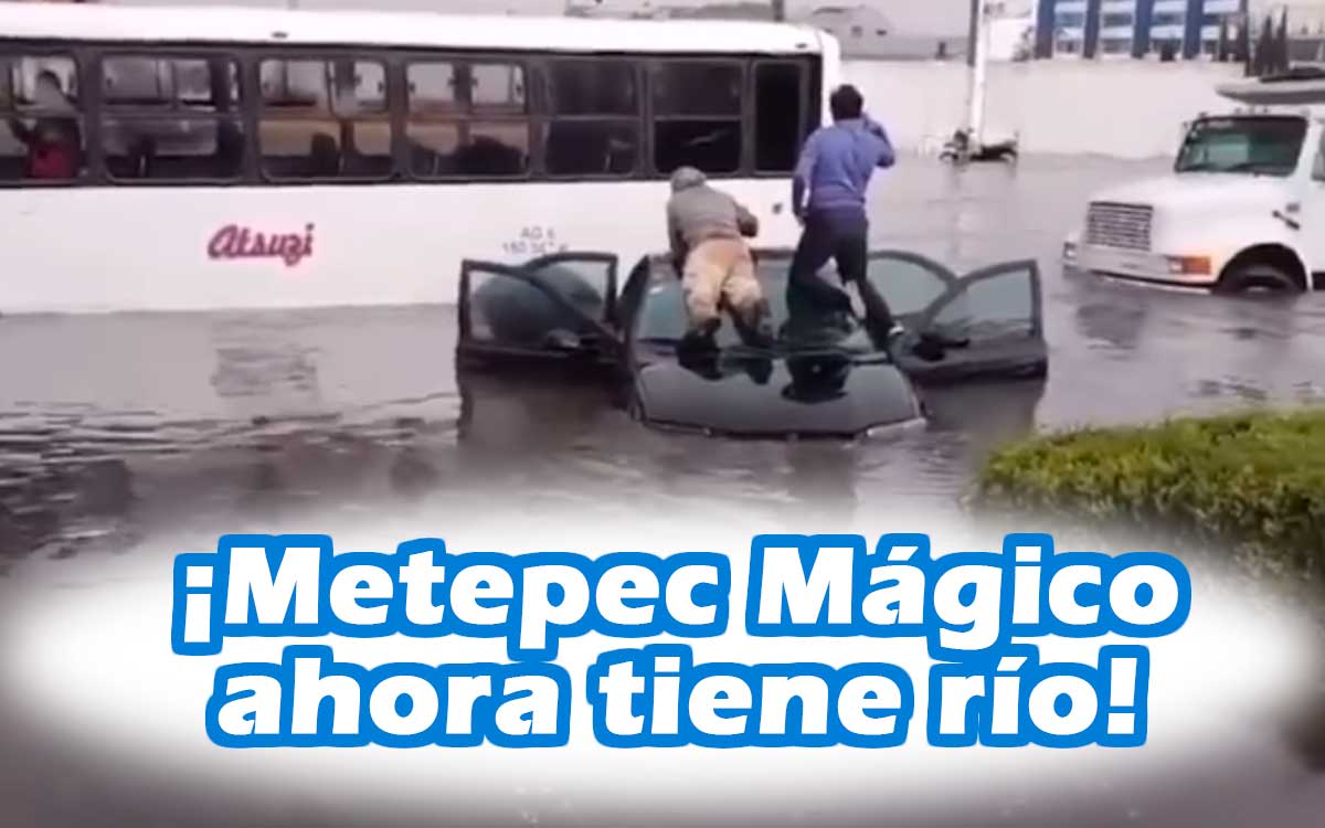 auto atrapado en inundacion de metepec 2023