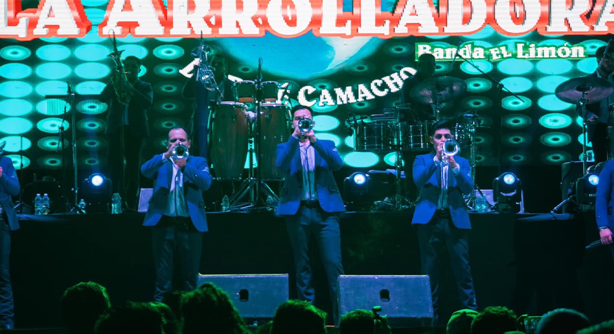 La Arrolladora Banda El Limón en concierto