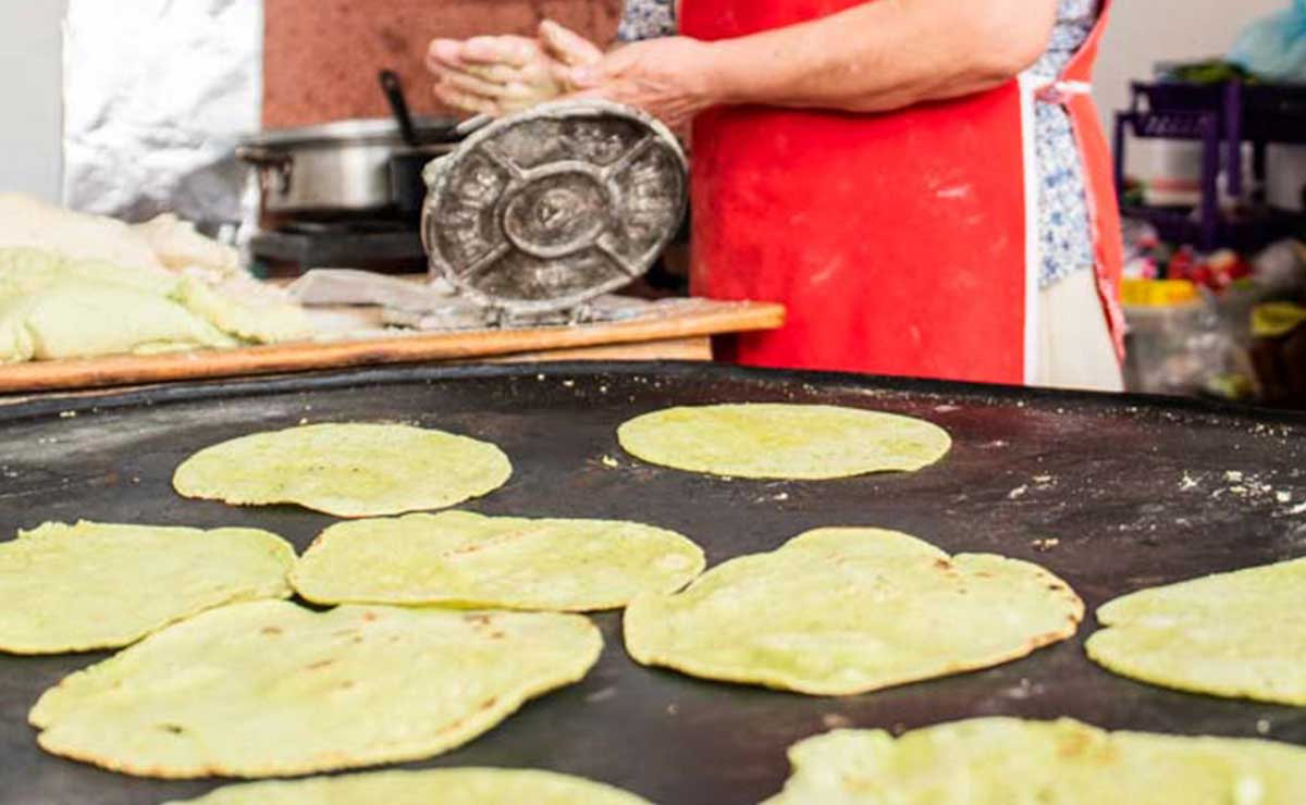 Persona haciendo tortillas a mano