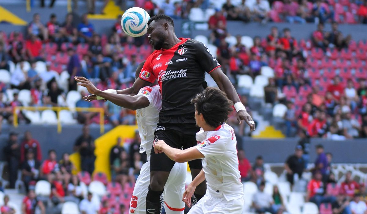 Jugadores disputando el Atlas vs Toluca 2023
