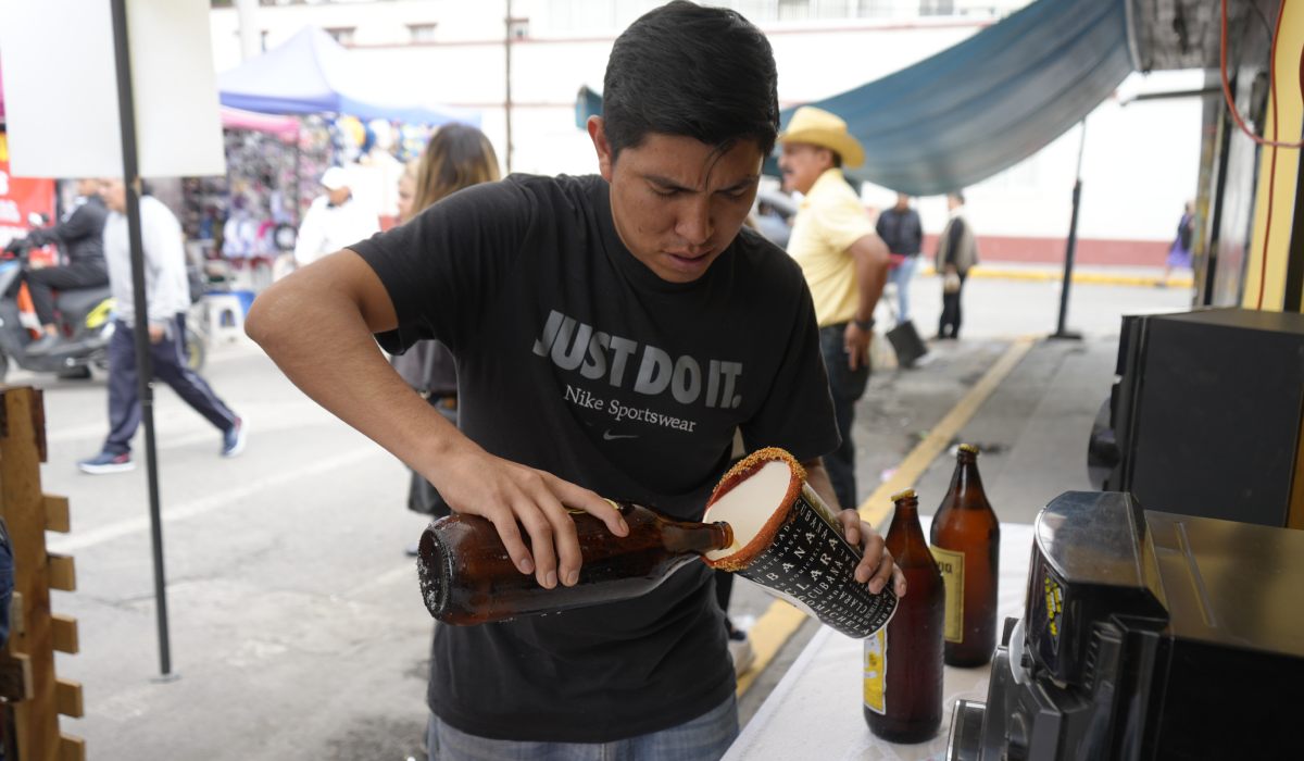 Persona preparando michelada